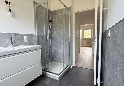 Modernes Duschbad