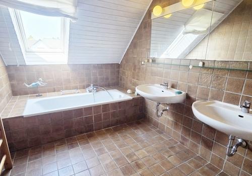 OG Bad mit Wanne