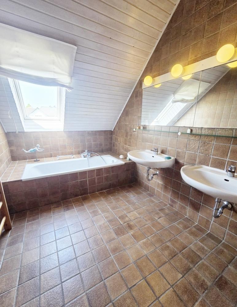 OG Bad mit Wanne