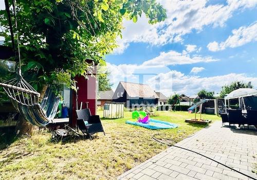Terrasse / Großer angelegter Gartenbereich