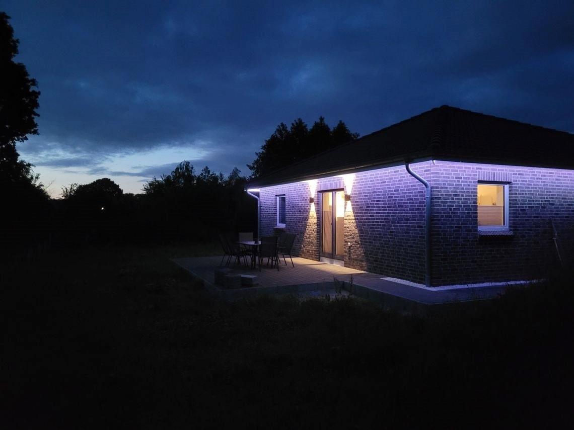 Außenbeleuchtung rund um das Haus