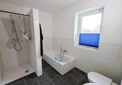 Tageslichtbad mit Wanne und Dusche