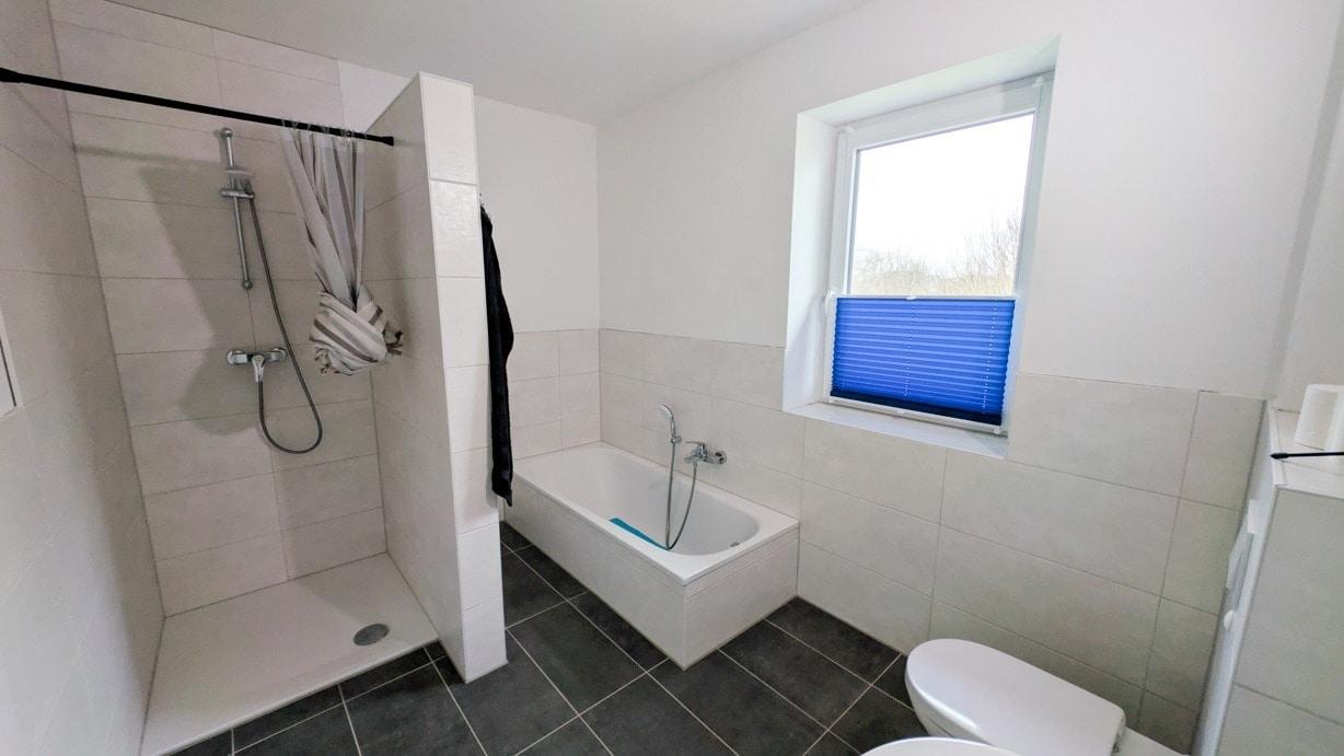 Tageslichtbad mit Wanne und Dusche