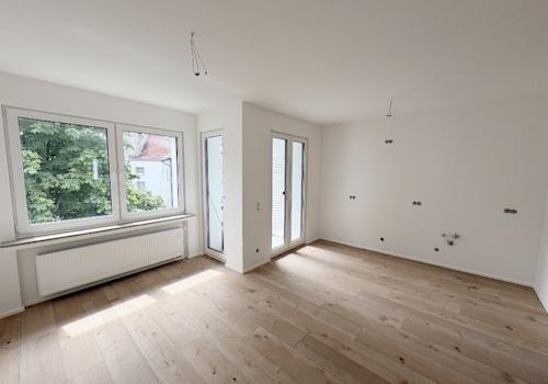 Wohnzimmer mit offener Küche