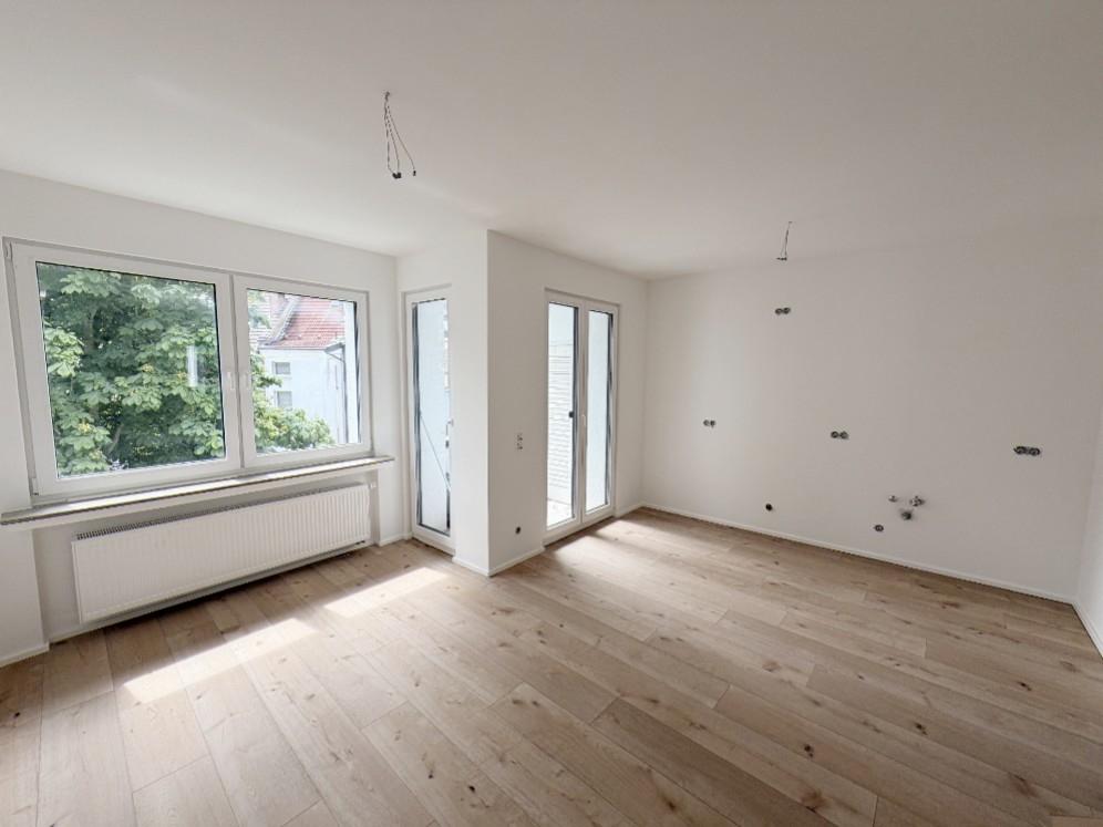 Wohnzimmer mit offener Küche