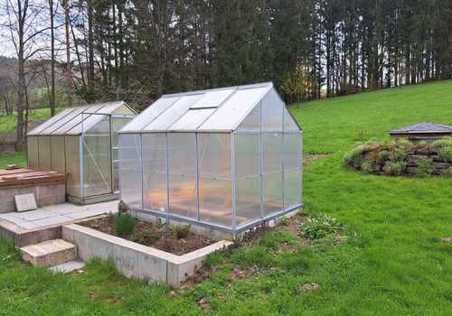 Garten mit Gewächshäusern und Wasserbecken zum direkten Gießen