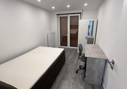 Größeres Zimmer mit Balkon