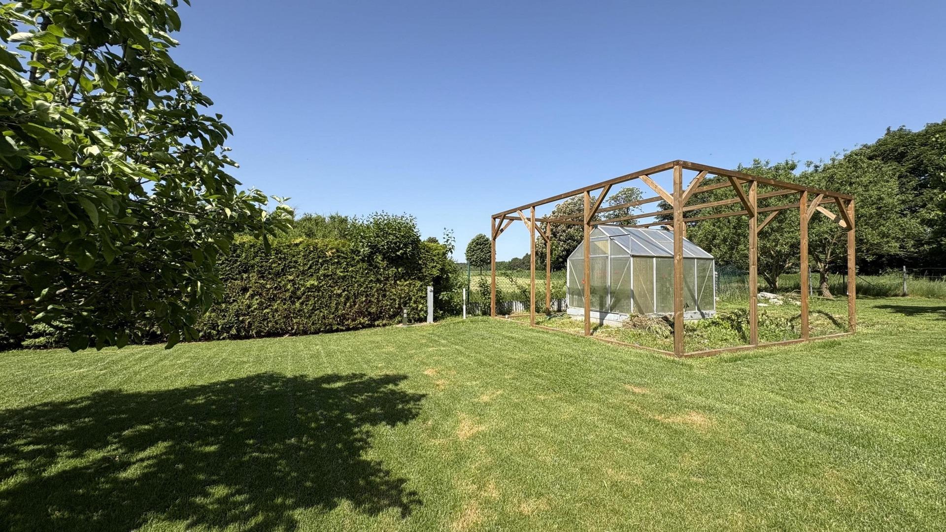 Garten mit Gewächshaus