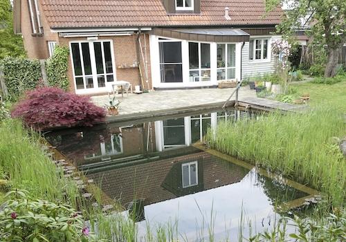 Gartenansicht mit Schwimmteich
