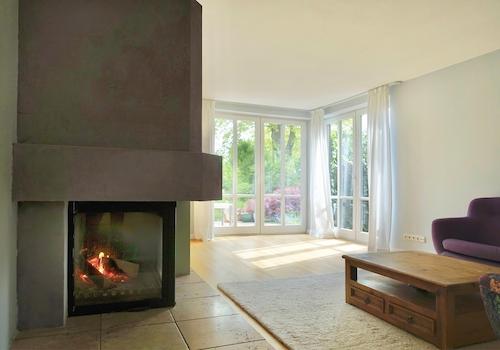 Wohnzimmer mit Kamin