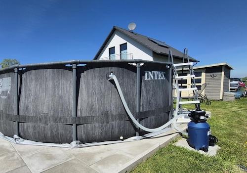 Pool mit Sandfilteranlage und Terrasse