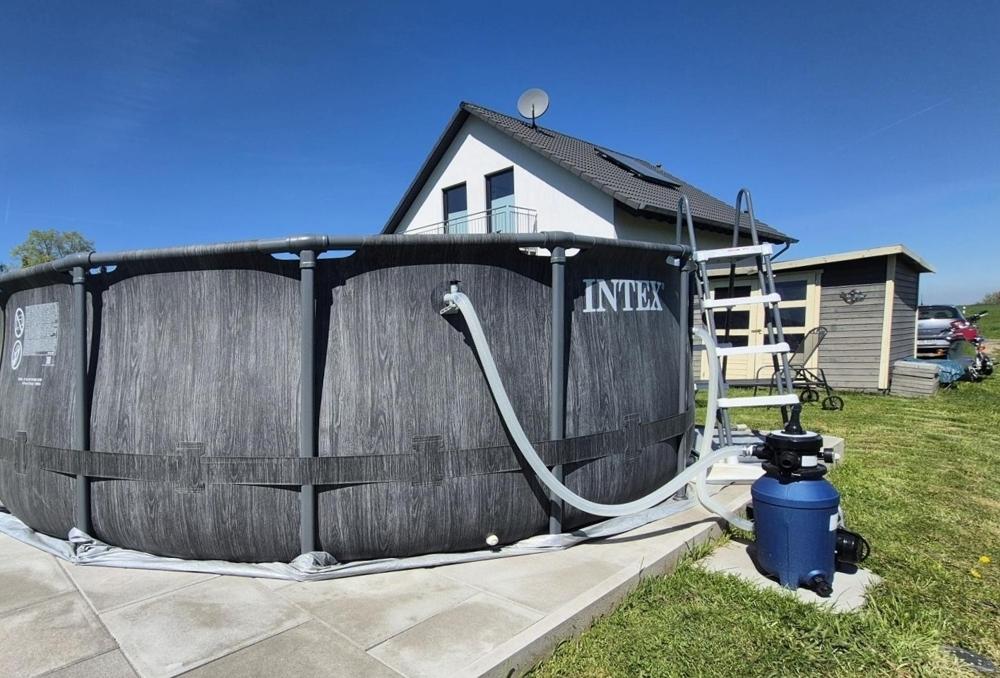 Pool mit Sandfilteranlage und Terrasse