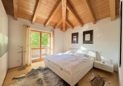 Lichtdurchflutetes Schlafzimmer mit traumhaftem Sichtdachstuhl