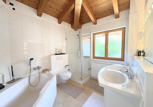 Tageslichtbadezimmer mit Dusche, Badewanne und Doppelwaschtisch