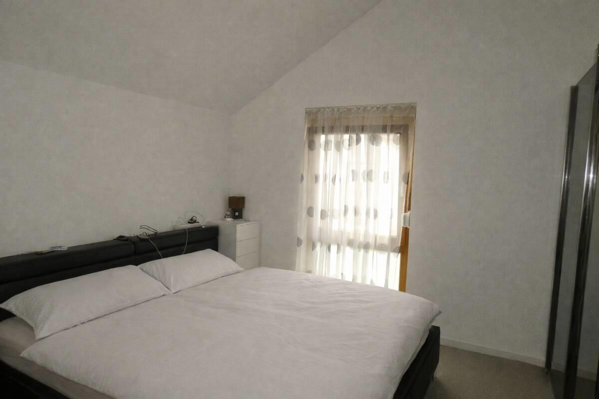 Schlafzimmer DG