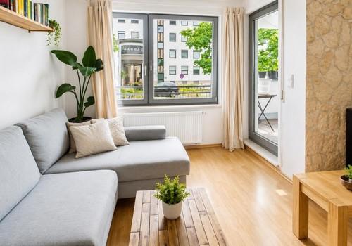 Wohnzimmer mit Balkonzugang