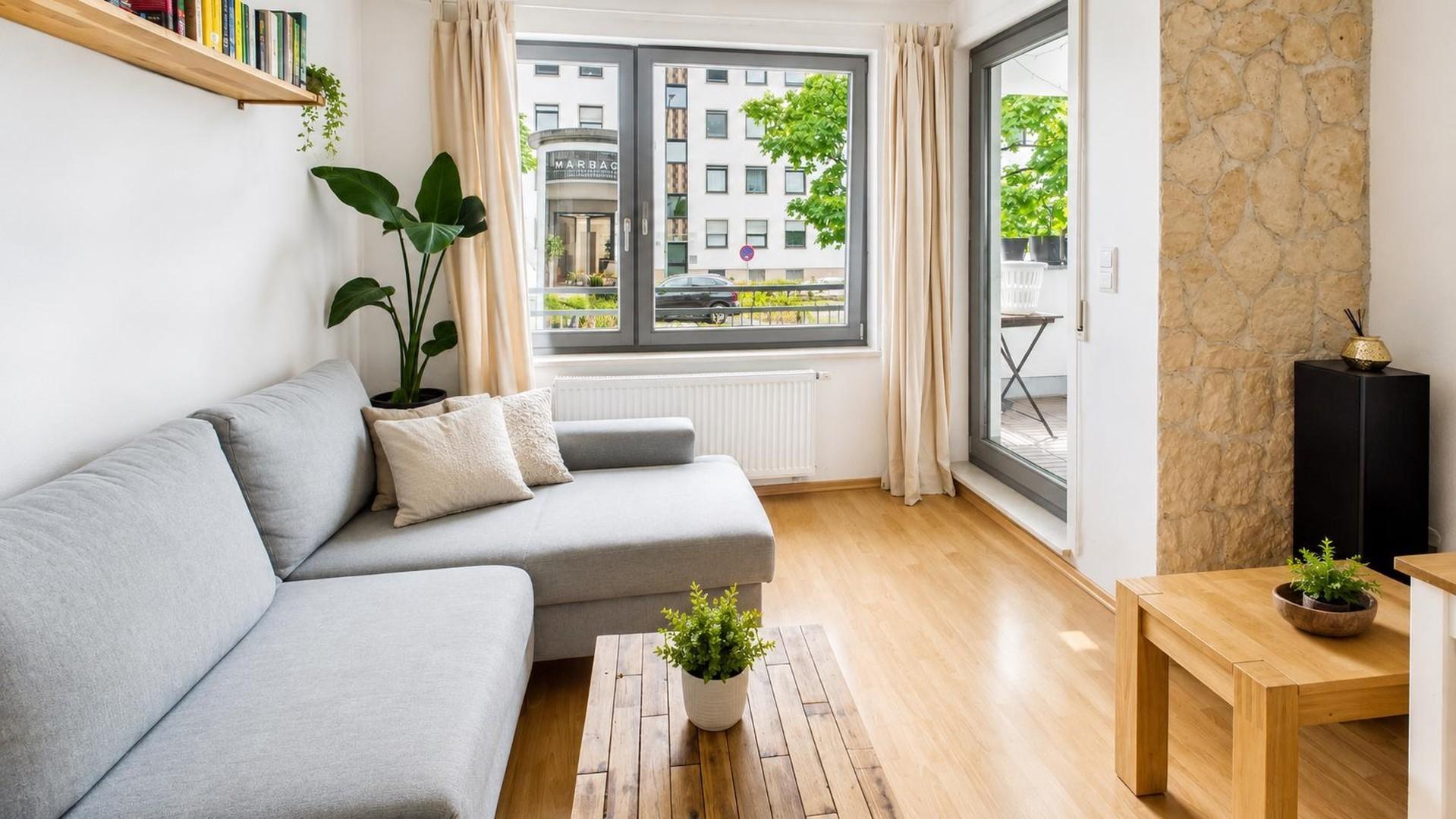 Wohnzimmer mit Balkonzugang