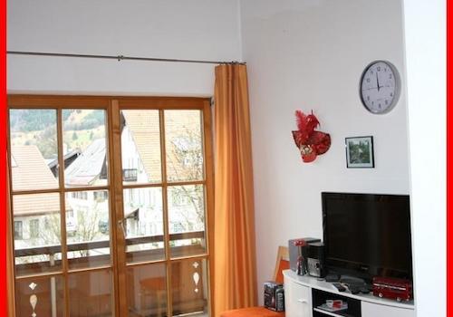 Wohnzimmer mit Balkon