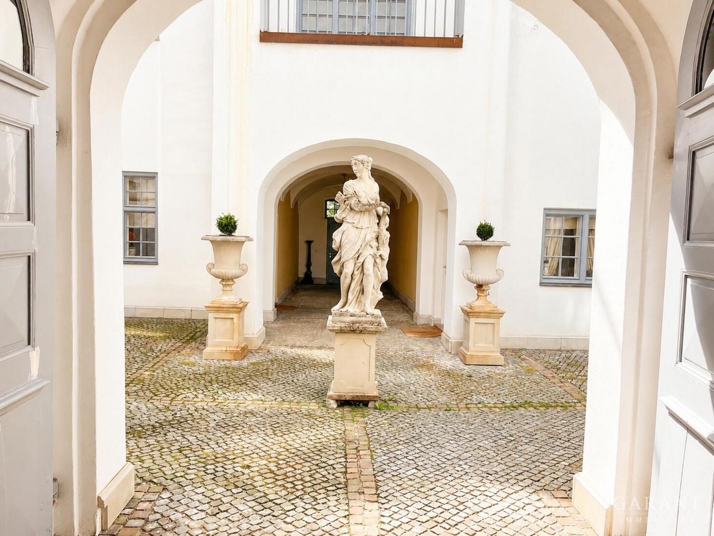 Statue-Eingang