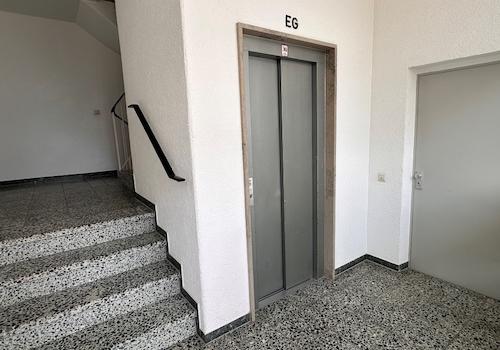 Treppenhaus mit Aufzug