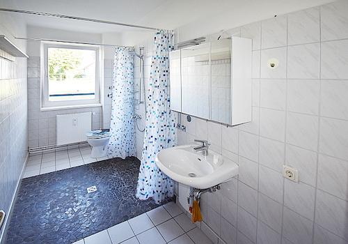 Duschbad der freien 1-Raum-Wohnung/EG