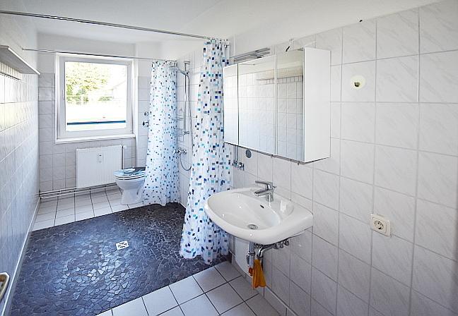 Duschbad der freien 1-Raum-Wohnung/EG
