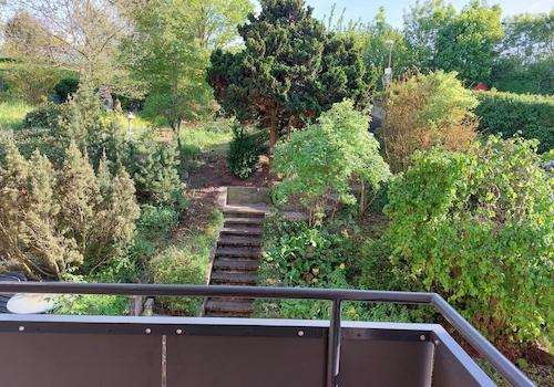 Blick vom Balkon in den Garten