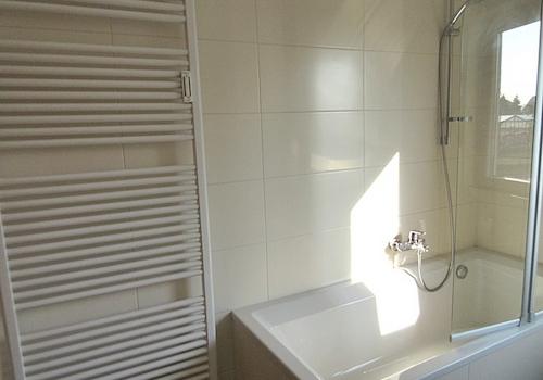 ..mit Wanne und Duschwand