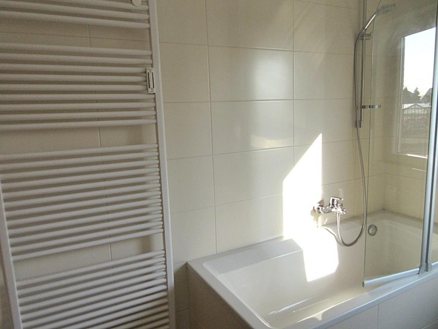 ..mit Wanne und Duschwand
