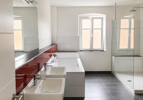 Bad mit Badewanne und Dusche