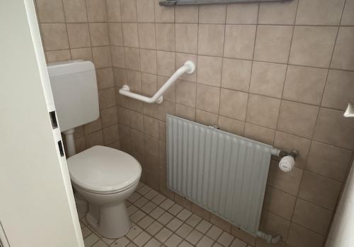 separates WC