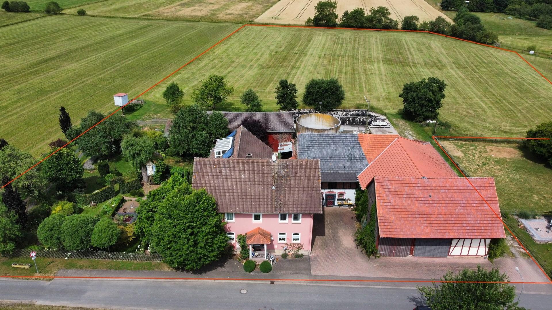 Luftansicht mit Grundstück