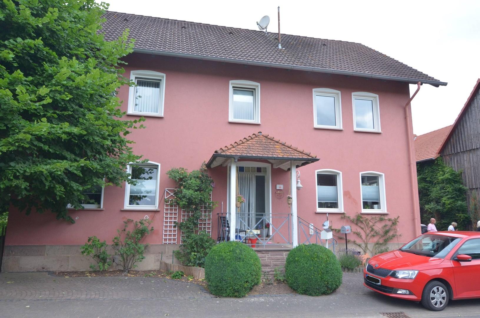 Ansicht Wohnhaus mit Haustür