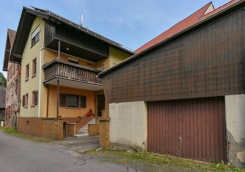 Außenansicht mit Garage