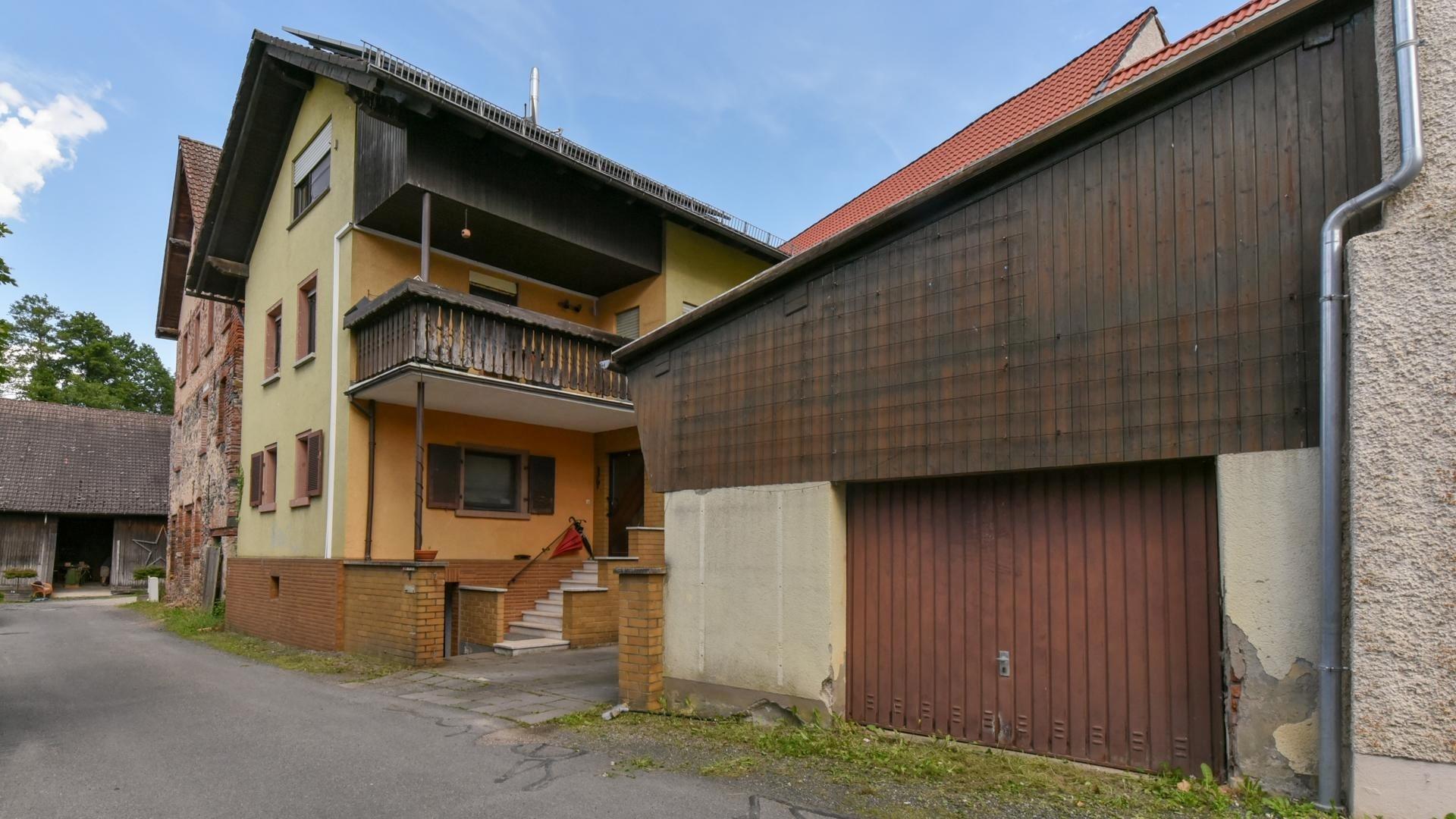 Außenansicht mit Garage