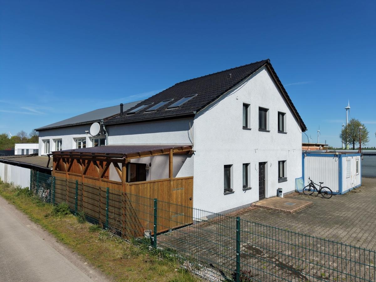 Wohnhaus mit Terrasse