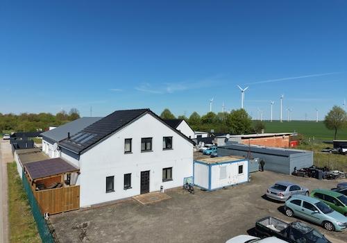 Wohnhaus mit Parkplatz