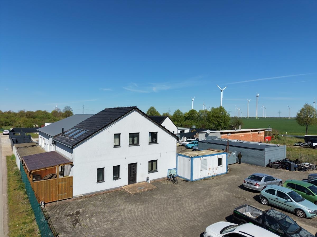 Wohnhaus mit Parkplatz