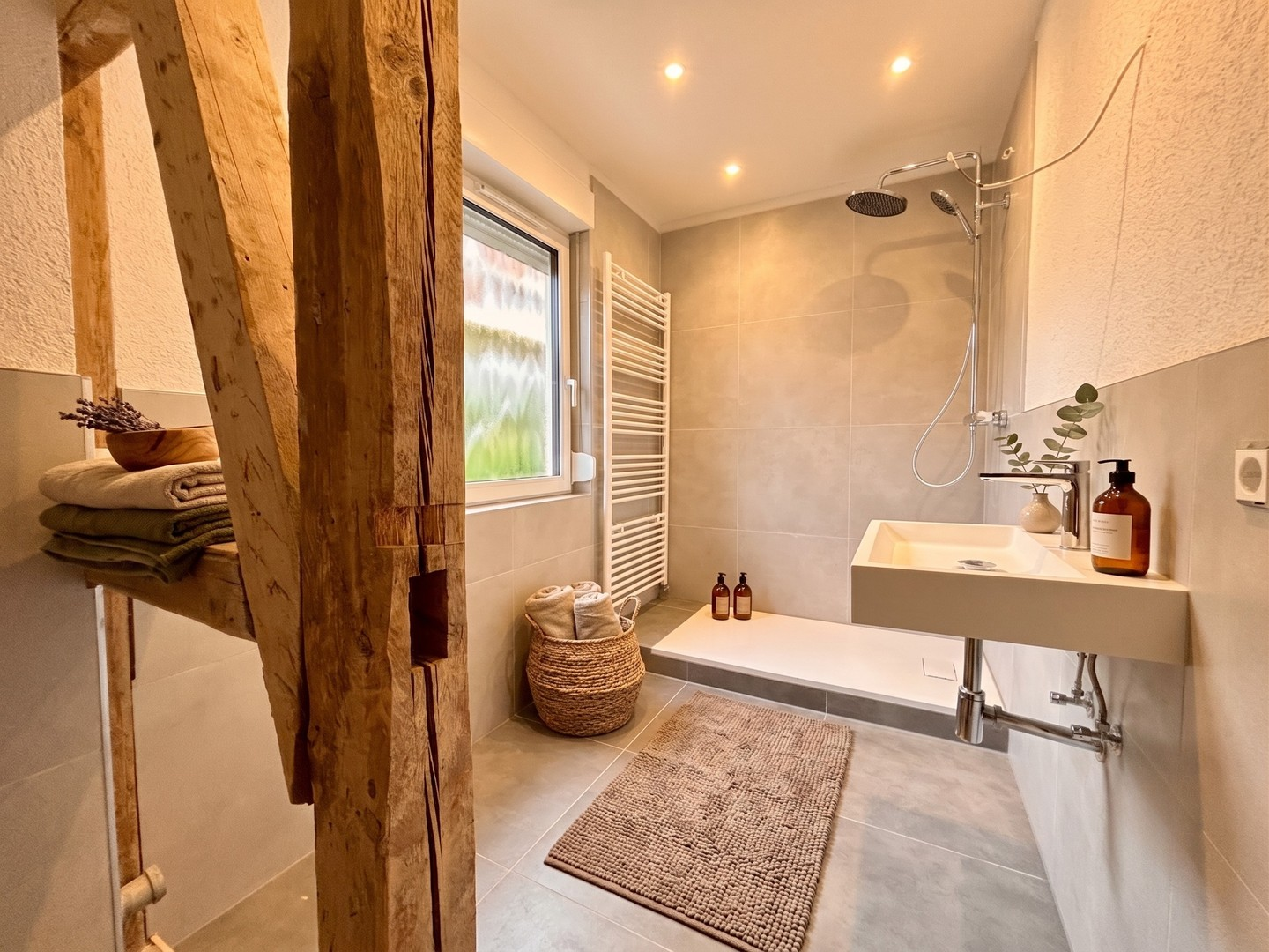 modernes Bad offene Dusche
