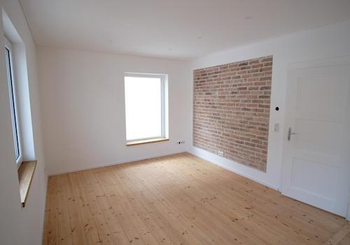 OG Wohnzimmer mit Steinwand