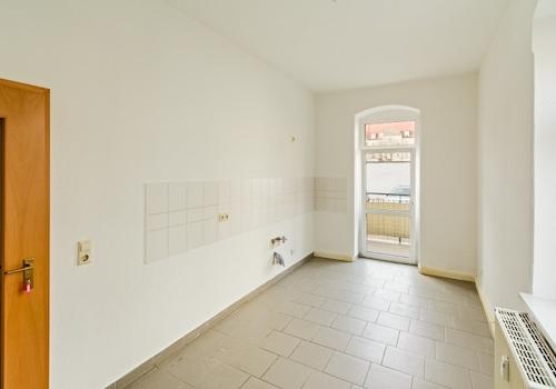Küche mit Zugang zu Balkon und Garten