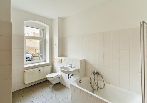 Bad mit Fenster und Badewanne