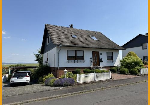 Blick auf die Hofeinfahrt m. Carport