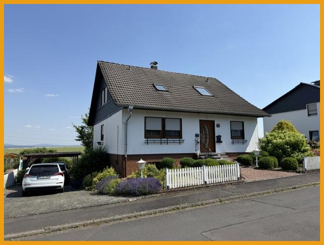 Blick auf die Hofeinfahrt m. Carport