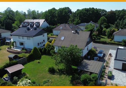 Blick in den Garten m. Gartenhaus