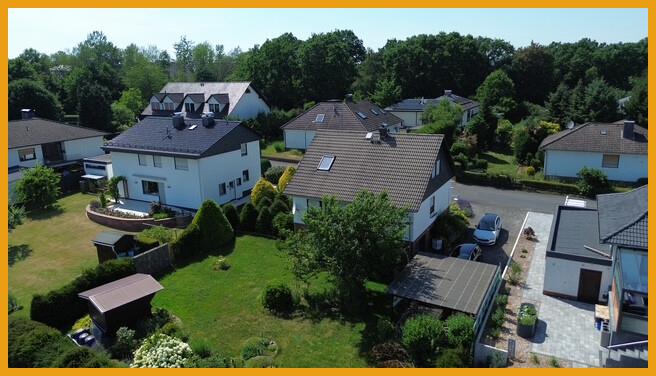 Blick in den Garten m. Gartenhaus