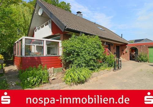 Außenansicht mit Eingangsbereich