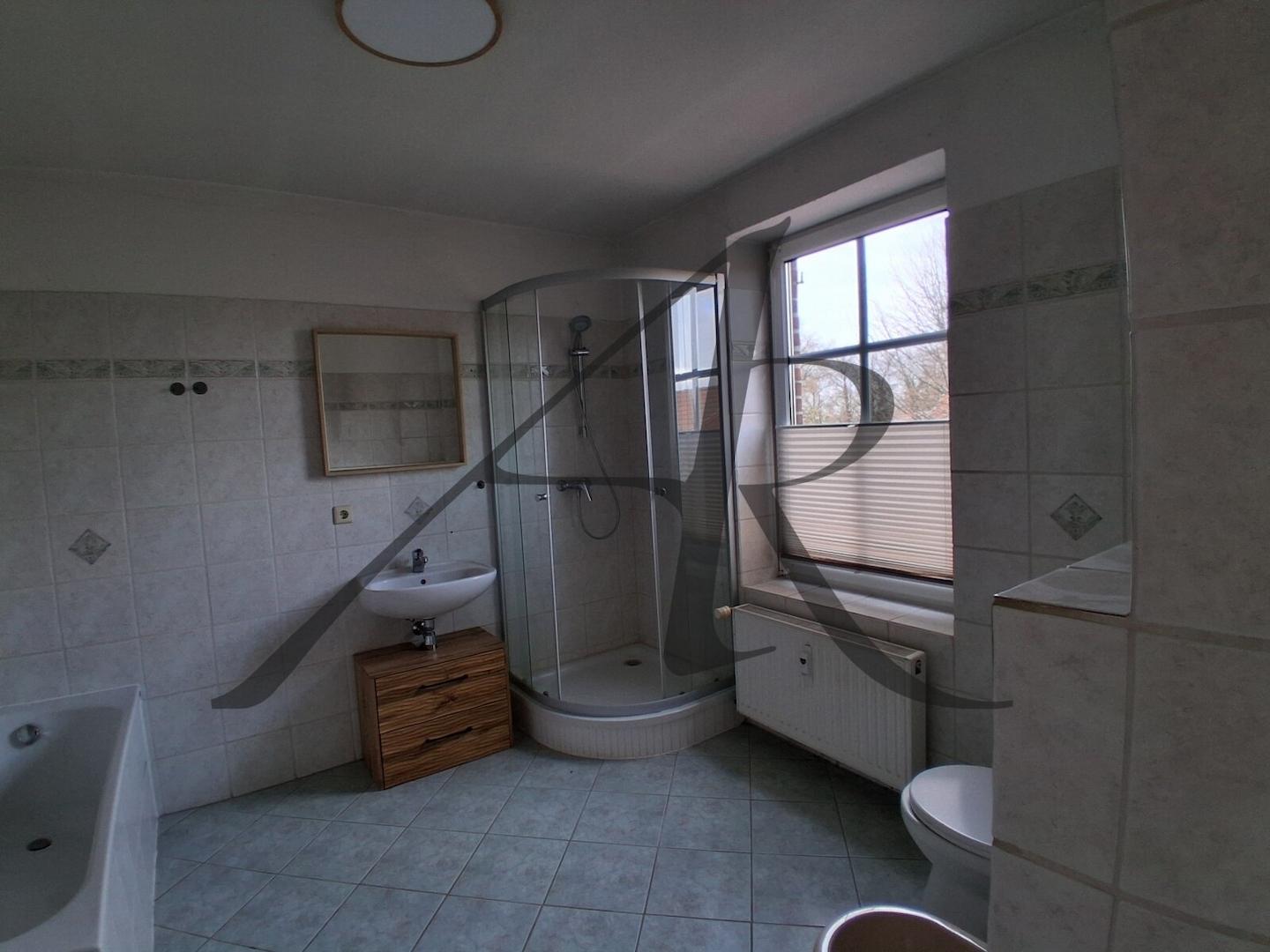 Tageslichtbad mit Badewanne und Dusche