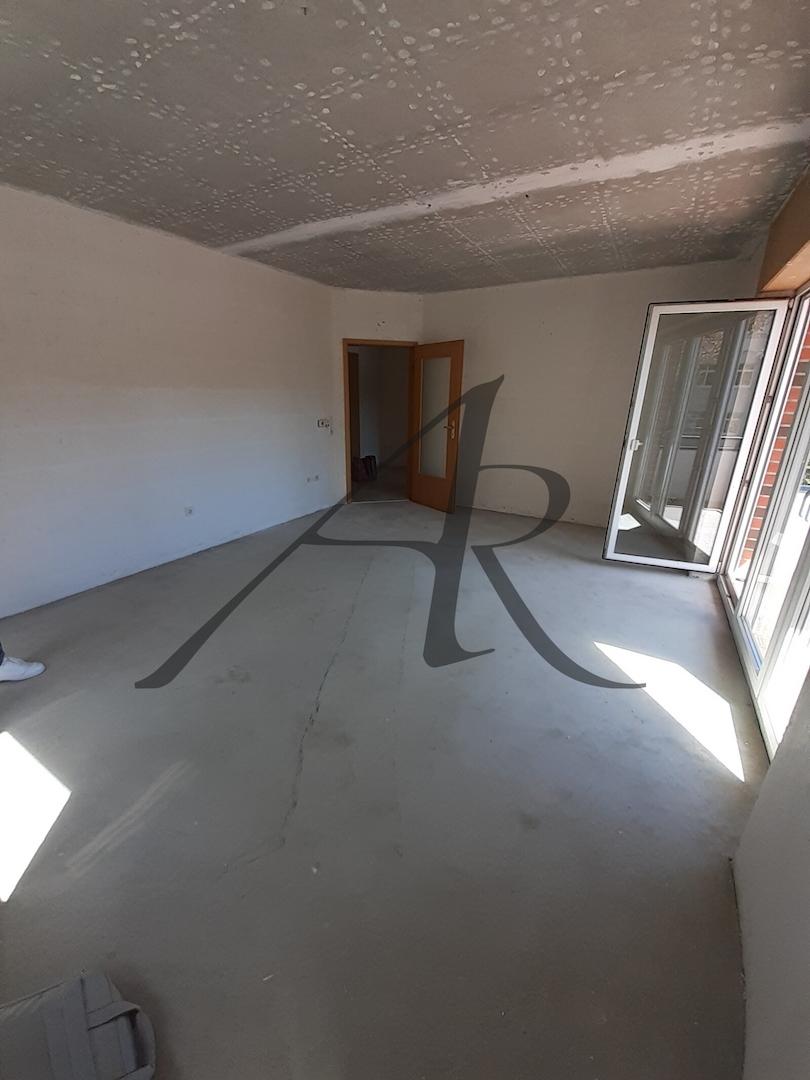 Wohnzimmer mit Balkon