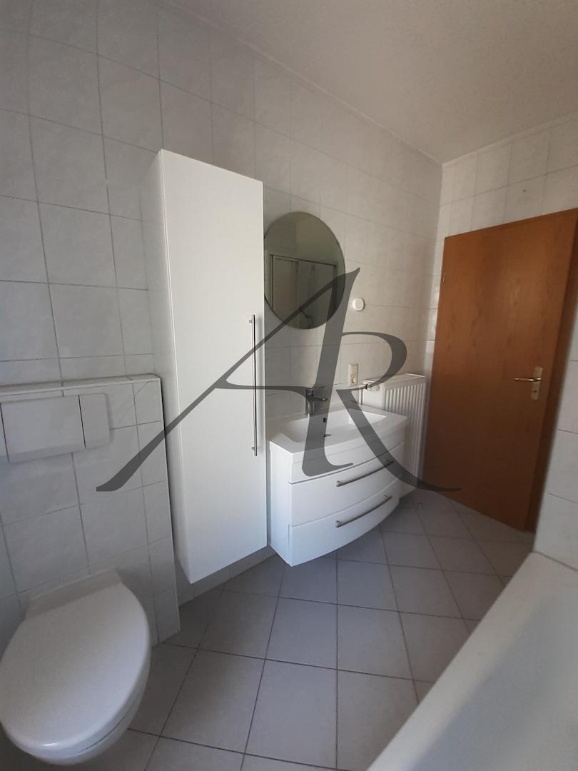 Tageslichtbad mit Badewanne und Dusche